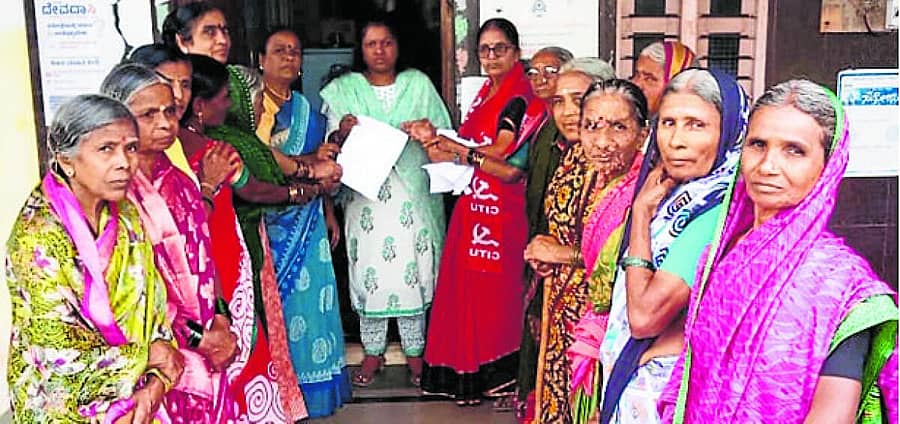 <div class="paragraphs"><p>ಕುಷ್ಟಗಿಯಲ್ಲಿ ಅಂಗನವಾಡಿಗಳ ನಿವೃತ್ತ ಕಾರ್ಯಕರ್ತೆಯರು ಸಿಡಿಪಿಒ ಯಲ್ಲಮ್ಮ ಹಂಡಿ ಅವರಿಗೆ ಮನವಿ ಸಲ್ಲಿಸಿದರು</p></div>