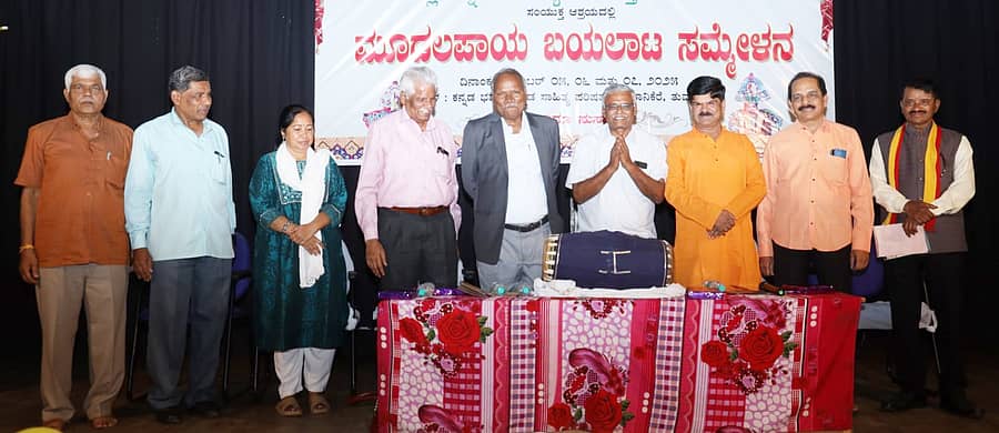 ತುಮಕೂರಿನಲ್ಲಿ ಬುಧವಾರ ಬಯಲಾಟ ಅಕಾಡೆಮಿ, ಜಿಲ್ಲಾ ಕನ್ನಡ ಸಾಹಿತ್ಯ ಪರಿಷತ್ ಹಮ್ಮಿಕೊಂಡಿದ್ದ ಮೂಡಲಪಾಯ ಬಯಲಾಟ ಸಮ್ಮೇಳನದಲ್ಲಿ ಲೇಖಕ ಎಸ್.ನಟರಾಜ ಬೂದಾಳು, ಕಥೆಗಾರ ತುಂಬಾಡಿ ರಾಮಯ್ಯ, ಅಕಾಡೆಮಿ ಅಧ್ಯಕ್ಷ ದುರ್ಗಾದಾಸ್, ಪರಿಷತ್ತಿನ ಅಧ್ಯಕ್ಷ ಕೆ.ಎಸ್.ಸಿದ್ಧಲಿಂಗಪ್ಪ, ಪ್ರೊ.ಅಣ್ಣಮ್ಮ ಇತರರು ಉಪಸ್ಥಿತರಿದ್ದರು