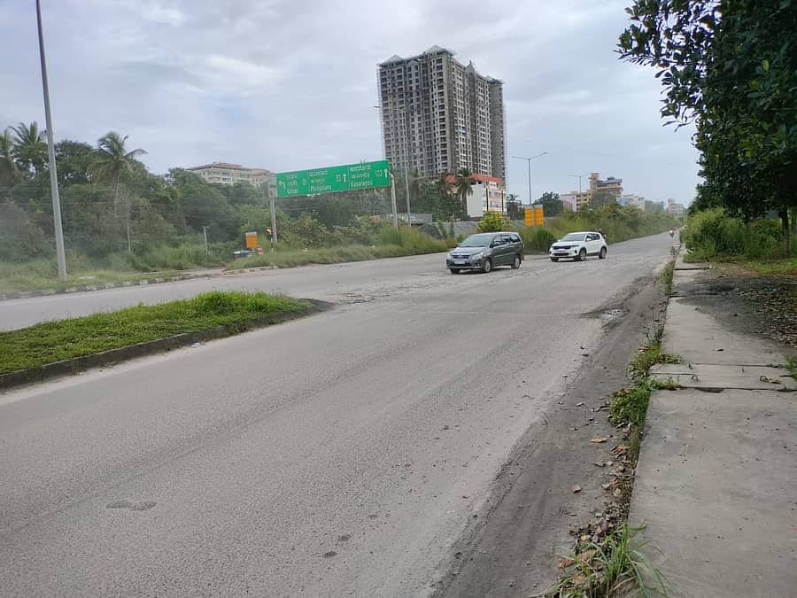 ಅಂಬಲಪಾಡಿಯ ಸರ್ವಿಸ್ ರಸ್ತೆ