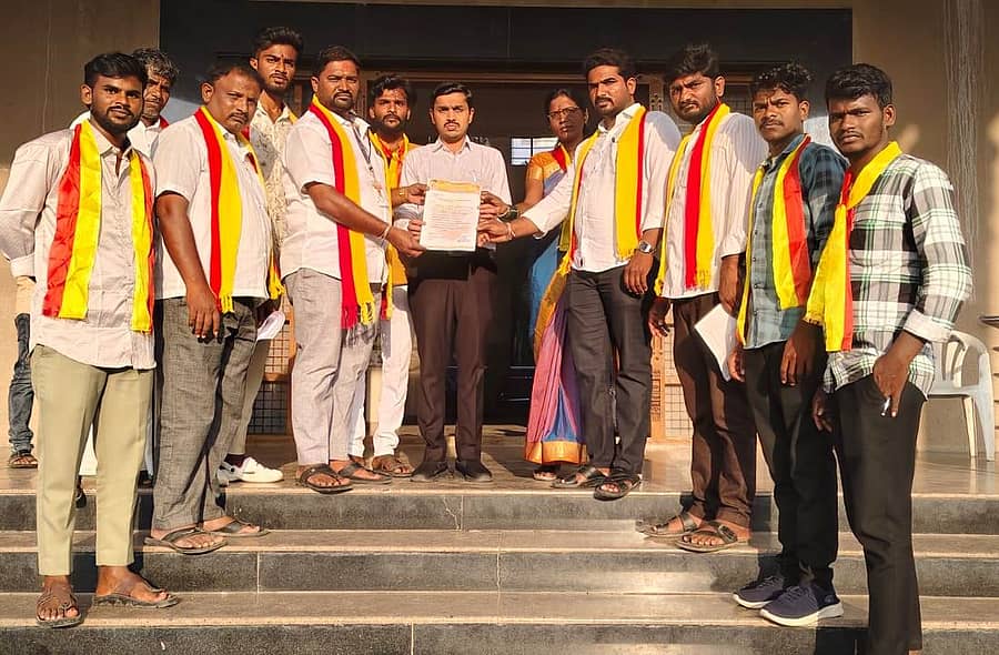 ಯಾದಗಿರಿಯಲ್ಲಿ ಬುಧವಾರ ಕನ್ನಡ ರಕ್ಷಣಾ ವೇದಿಕೆ ಜಿಲ್ಲಾ ಘಟಕದ ಮುಖಂಡರು ಹೆಚ್ಚುವರಿ ಜಿಲ್ಲಾಧಿಕಾರಿ ರಮೇಶ ಕೋಲಾರ ಅವರಿಗೆ ಮನವಿ ಪತ್ರ ಸಲ್ಲಿಸಿದರು