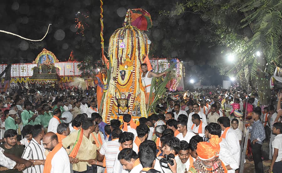 ಯಾದಗಿರಿ ನಗರದ ಮಹಾಲಕ್ಷ್ಮಿ ದೇವಸ್ಥಾನದ ಆವರಣದಲ್ಲಿ ಬುಧವಾರ ಜರುಗಿದ ರಥೋತ್ಸವದಲ್ಲಿ ಪಾಲ್ಗೊಂಡಿದ್ದ ಭಕ್ತರು