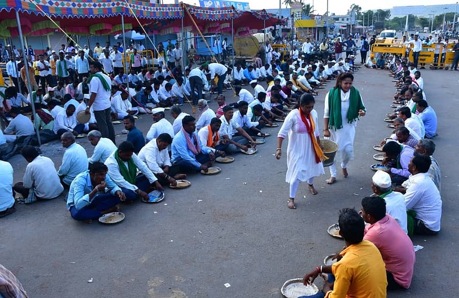 ಕಬ್ಬಿಗೆ ₹3,500 ದರ ನೀಡಬೇಕು ಎಂದು ಆಗ್ರಹಿಸಿ ಗೋಕಾಕದಲ್ಲಿ ರಸ್ತೆ ತಡೆ ನಡೆಸಿದ ರೈತರು, ಬುಧವಾರ ಹೆದ್ದಾರಿಯಲ್ಲೇ ಕುಳಿತು ಊಟ ಮಾಡಿದರು ಪ್ರಜಾವಾಣಿ ಚಿತ್ರ: ರಾಮೇಶ್ವರ ಕಲ್ಯಾಣಶೆಟ್ಟಿ