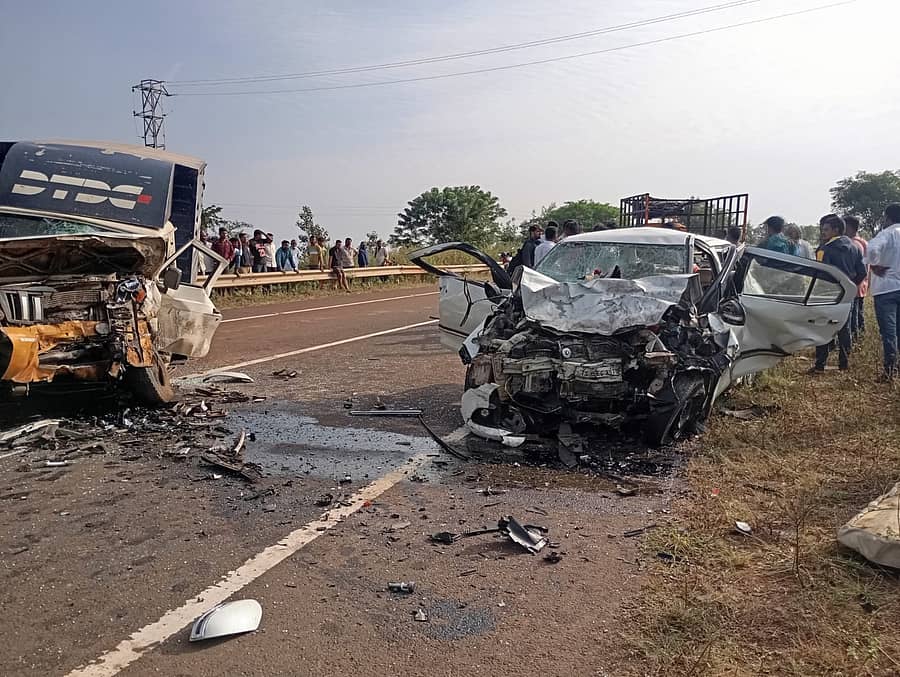 ಅಪಘಾತದಲ್ಲಿ ನಜ್ಜುಗುಜ್ಜಾದ ವಾಹನಗಳು