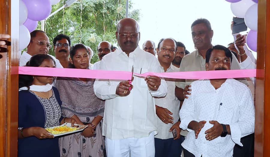 ಲಿಂಗಸುಗೂರಿನ ಬಿಸಿಎಂ ಹಾಸ್ಟೆಲ್ನ ನೂತನ ಕಟ್ಟಡವನ್ನು ಶಾಸಕ ಮಾನಪ್ಪ ವಜ್ಜಲ್ ಉದ್ಘಾಟಿಸಿದರು