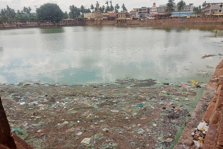 ಬಾದಾಮಿ ಸಮೀಪದ ಬನಶಂಕರಿ ದೇವಾಲಯದ ಎದುರಿನ ಹರಿದ್ರಾತೀರ್ಥ ಪುಷ್ಕರಣಿಯಲ್ಲಿ ತ್ಯಾಜ್ಯ