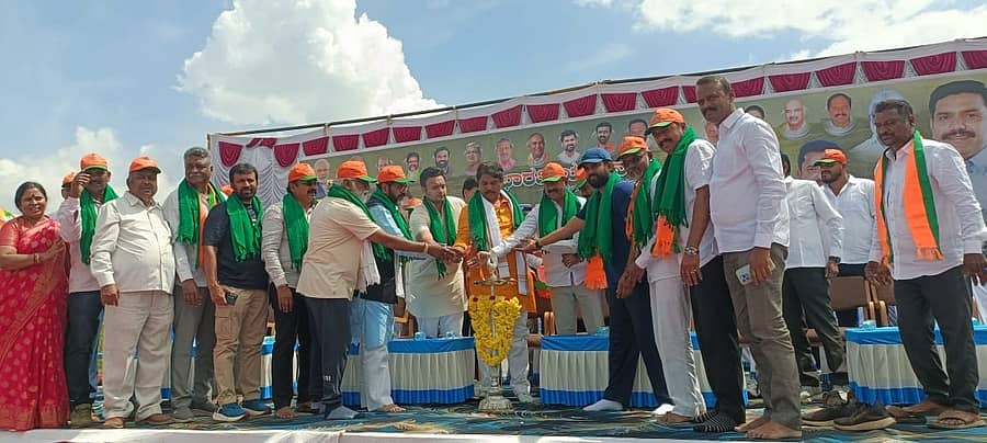 ಗುಂಡ್ಲುಪೇಟೆ ತಾಲ್ಲೂಕಿನಲ್ಲಿ ಕೆರೆಗಳಿಗೆ ನೀರು ತುಂಬಿಸುವಂತೆ ಒತ್ತಾಯಿಸಿ ಬುಧವಾರ ಬಿಜೆಪಿ ವತಿಯಿಂದ ಹಮ್ಮಿಕೊಂಡಿದ್ದ ಕೆರೆ ನೀರಿಗಾಗಿ ಕಾಲ್ನಡಿಗೆ ಪಾದಯಾತ್ರೆ ಕಾರ್ಯಕ್ರಮವನ್ನು ವಿರೋಧ ಪಕ್ಷದ ನಾಯಕ ಆರ್.ಆಶೋಕ್ ಉದ್ಘಾಟಿಸಿದರು