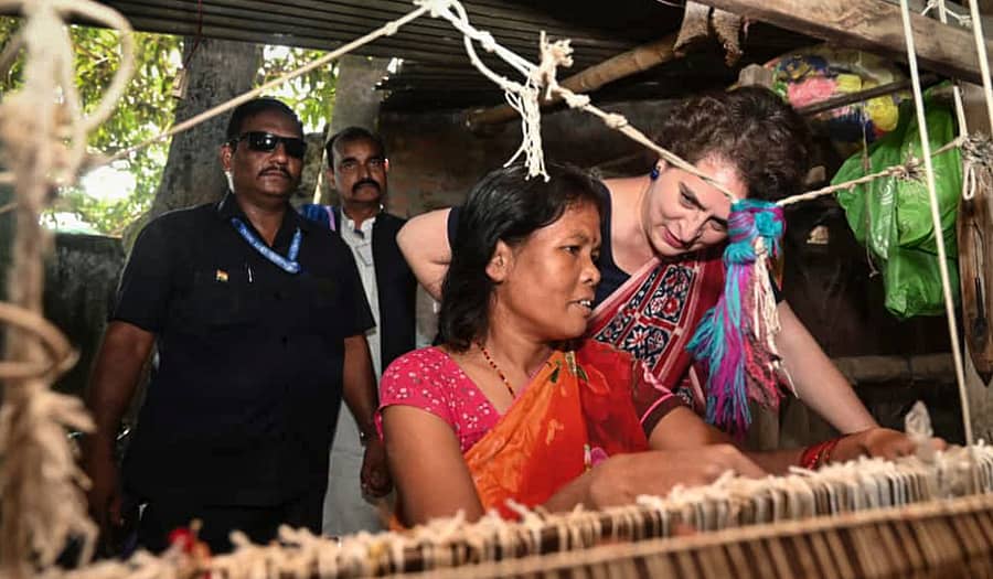 ಬಿಹಾರ ವಿಧಾನಸಭಾ ಚುನಾವಣಾ ಪ್ರಚಾರದ ಭರಾಟೆ ನಡುವೆಯೂ ನೇಯ್ಗೆಯಲ್ಲಿ ನಿರತರಾಗಿದ್ದ ವಾಲ್ಮೀಕಿ ನಗರದ ಮಹಿಳೆಯೊಬ್ಬರ ಜೊತೆ ಪ್ರಿಯಾಂಕಾ ಗಾಂಧಿ ವಾದ್ರಾ ಅವರು ಬುಧವಾರ ಮಾತನಾಡಿದರು ಪಿಟಿಐ ಚಿತ್ರ