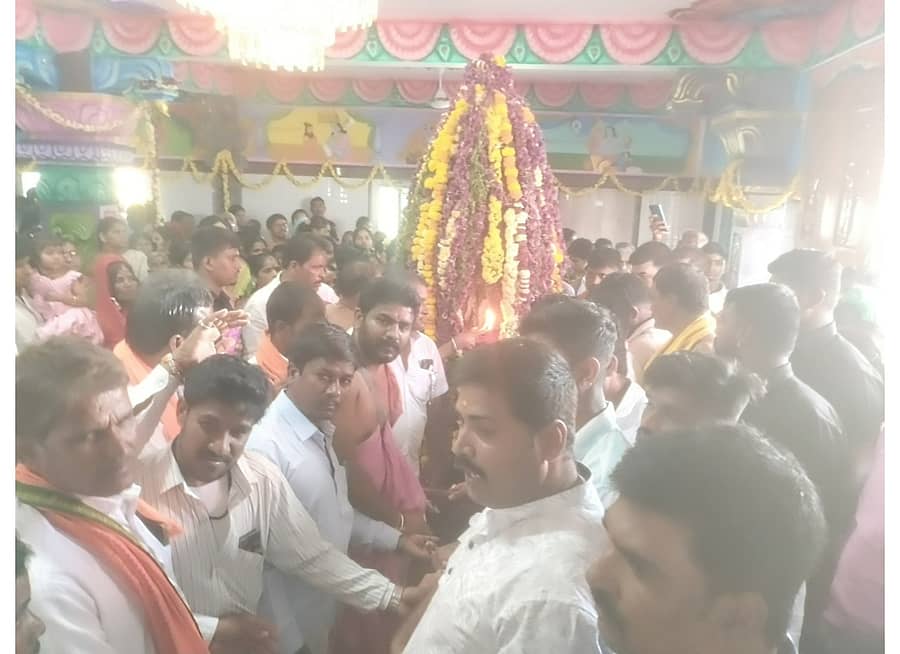 ಗುರುಮಠಕಲ್ ಹತ್ತಿರದ ಬೋರಬಂಡಾ ಗ್ರಾಮದಲ್ಲಿ ಬುಧವಾರ ಶ್ರೀಲಕ್ಷ್ಮೀ ತಿಮ್ಮಪ್ಪ ದೇವರ ರಥೋತ್ಸವ ಜರುಗಿತು.