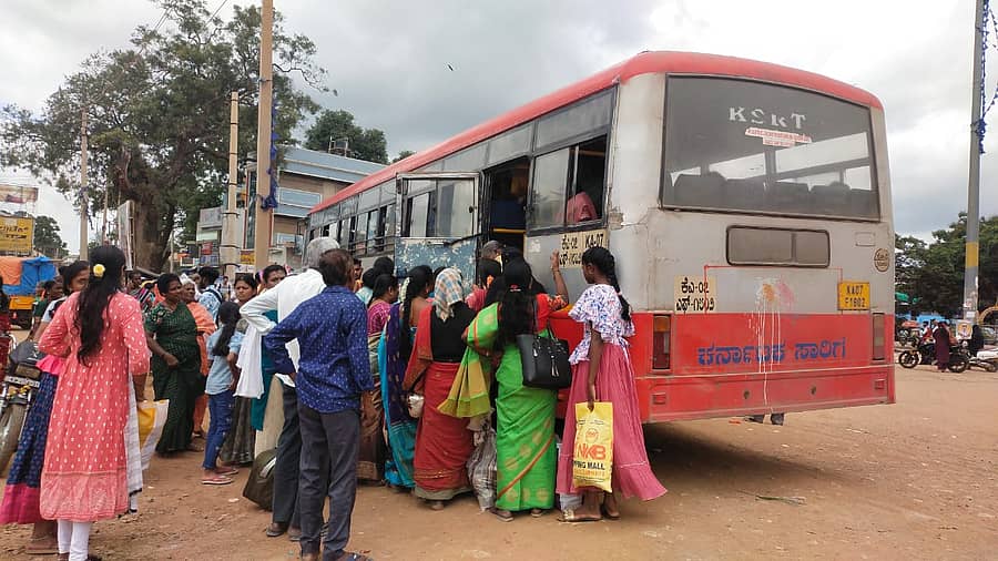 ವಿಜಯಪುರ ಪಟ್ಟಣದಲ್ಲಿ ಚಿಕ್ಕಬಳ್ಳಾಪುರಕ್ಕೆ ತೆರಳಲು ಪ್ರಯಾಣಿಕರು ಕೆಎಸ್ಆರ್ಟಿಸಿ ಬಸ್ಗೆ ಮುಗಿಬಿದ್ದರು.