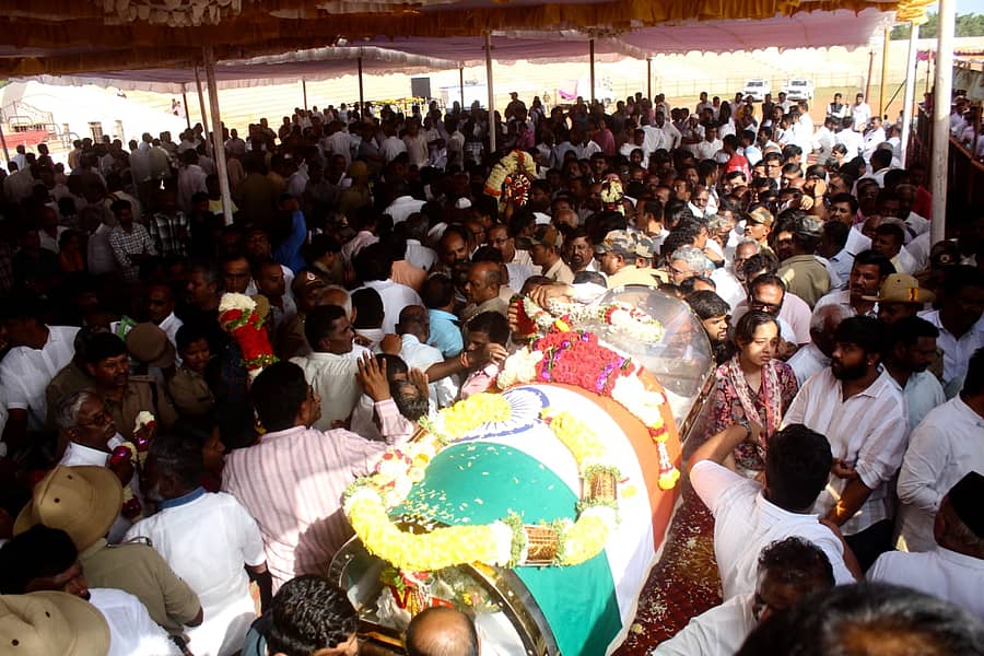 ಬಾಗಲಕೋಟೆಯ ಜಿಲ್ಲಾ ಕ್ರೀಡಾಂಗಣದಲ್ಲಿ ಬುಧವಾರ ಎಚ್.ವೈ. ಮೇಟಿ ಅವರ ಅಂತಿಮ ದರ್ಶನ ಪಡೆದರು