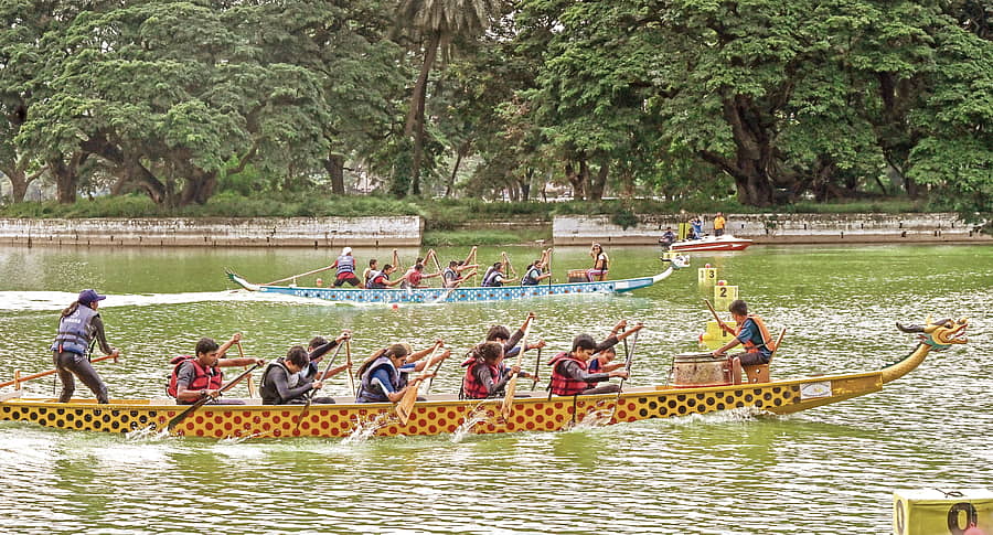 ಹಲಸೂರು ಕೆರೆಯಲ್ಲಿ ನಡೆದ 200 ಮೀ. ‘ಡ್ರ್ಯಾಗನ್ ಬೋಟ್ ರೇಸ್’ ಸ್ಪರ್ಧೆಯಲ್ಲಿ ಬೆಂಗಳೂರು ನಗರ ಜಿಲ್ಲಾ ತಂಡವು ಪ್ರಥಮ ಸ್ಥಾನ ಗಳಿಸಿತು –ಚಿತ್ರ: ಪ್ರಶಾಂತ್ ಎಚ್.ಜಿ.