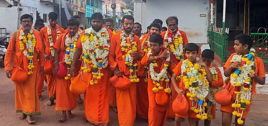 ಸಂಡೂರು ಪಟ್ಟಣದಲ್ಲಿ ಮಂಗಳವಾರ ಮಾಲಾಧಾರಿಗಳಿಂದ ಕುಮಾರಸ್ವಾಮಿ ಬೆಟ್ಟಕೆ ಪಾದಯಾತ್ರೆ ನಡೆಯಿತು