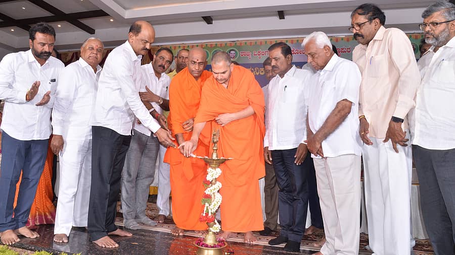 ಕೋಲಾರದಲ್ಲಿ ರಾಜ್ಯ ಒಕ್ಕಲಿಗರ ಸಂಘದ ಆಶ್ರಯದಲ್ಲಿ ಬುಧವಾರ ನಡೆದ ಹಾಸ್ಟೆಲ್ ಕಟ್ಟಡಕ್ಕೆ ಶಂಕುಸ್ಥಾಪನೆ, ವಿದ್ಯಾರ್ಥಿಗಳಿಗೆ ಸತ್ಕಾರ, ಸಾಧಕರಿಗೆ ಸನ್ಮಾನ ಕಾರ್ಯಕ್ರಮದ ಉದ್ಘಾಟನೆಯನ್ನು ಸ್ವಾಮೀಜಿಗಳು, ಸಮುದಾಯದ ಮುಖಂಡರು ನೆರವೇರಿಸಿದರು