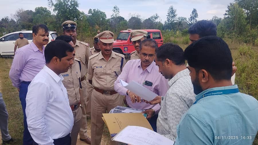 ಮೇಲುಕೋಟೆ ಚಲುವನಾರಾಯಣಸ್ವಾಮಿ ದೇವಸ್ಥಾನಕ್ಕೆ ಅ.9ರಂದು ಉಪರಾಷ್ಟ್ರಪತಿಗಳು ಭೇಟಿನೀಡುತ್ತಿರುವ ಹಿನ್ನೆಲೆಯಲ್ಲಿ ಮಂಡ್ಯ ಜಿಲ್ಲಾಧಿಕಾರಿ ಕುಮಾರ ಹೆಲಿಪ್ಯಾಡ್ ನಿರ್ಮಿಸುವ ಸ್ಥಳ ಪರಿಶೀಲಿಸಿದರು