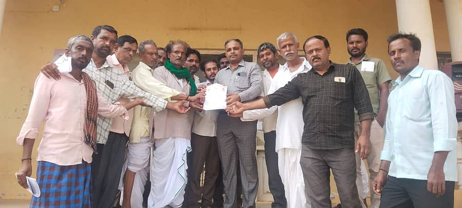 ಮಹಾರಾಷ್ಟ್ರ ಮಾದರಿಯಲ್ಲಿ ಕಬ್ಬು ಖರೀದಿಸಬೇಕು ಎಂದು ಆಗ್ರಹಿಸಿ ನರಗುಂದದ ಕರ್ನಾಟಕ ರೈತ ಸಂಘ ಹಾಗೂ ಹಸಿರು ಸೇನೆ ತಾಲ್ಲೂಕು ಘಟಕದ ವತಿಯಿಂದ ತಹಶೀಲ್ದಾರ್ ಶ್ರೀಶೈಲ ತಳವಾರ ಅವರಿಗೆ ಮನವಿ ಸಲ್ಲಿಸಲಾಯಿತು