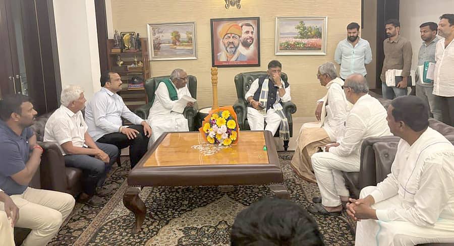 ವಿಧಾನ ಪರಿಷತ್ ಸದಸ್ಯ ಬಸನಗೌಡ ಬಾದರ್ಲಿ ನೇತೃತ್ವದ ನಿಯೋಗ ಉಪ ಮುಖ್ಯಮಂತ್ರಿ ಡಿ.ಕೆ.ಶಿವಕುಮಾರ್ ಅವರನ್ನು ಭೇಟಿ ಮಾಡಿ ಚರ್ಚಿಸಿತು