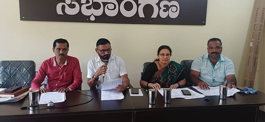 ಫೋಟೋ: ವಿಟ್ಲ ಪಟ್ಟಣ ಪಂಚಾಯತಿ ತಿಂಗಳ ಸಾಮಾನ್ಯ ಸಭೆ ಪಟ್ಟಣ ಪಂಚಾಯತಿ ಅಧ್ಯಕ್ಷ ಕರುಣಾಕರ ನಾಯ್ತೊಟ್ಟು ಅವರ ಅಧ್ಯಕ್ಷತೆಯಲ್ಲಿ ಜರಗಿತು.