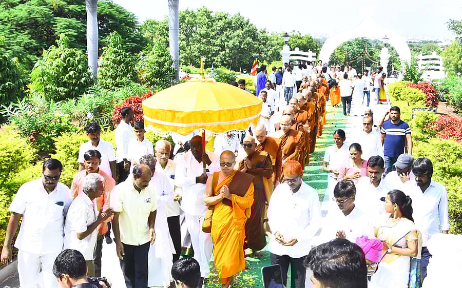 ಕಲಬುರಗಿಯ ಬುದ್ಧ ವಿಹಾರದಲ್ಲಿ ಕಠಿಣ ವಸ್ತ್ರ ಸಮರ್ಪಣೆಗೂ ಮುನ್ನ ಸಾಲುಗಟ್ಟಿ ಬಂದ ಬೌದ್ಧ ಬಿಕ್ಕುಗಳನ್ನು ಅದ್ದೂರಿಯಾಗಿ ಸ್ವಾಗತಿಸಲಾಯಿತು