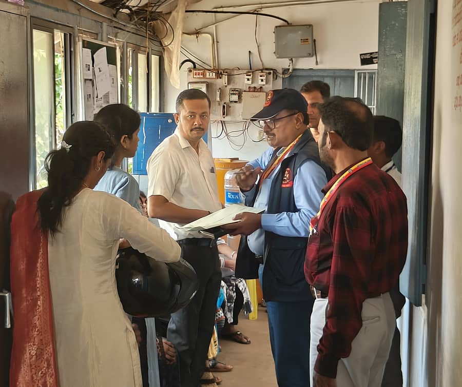 ಕಾರವಾರದ ಉಪ ನೋಂದಣಾಧಿಕಾರಿ ಕಚೇರಿಯಲ್ಲಿ ಪರಿಶೀಲನೆ ಕೈಗೊಂಡ ಉಡುಪಿ ಲೋಕಾಯುಕ್ತ ಡಿಎಸ್ಪಿ ಮಂಜುನಾಥ ಅವರು ಸಾರ್ವಜನಿಕರಿಂದ ಮಾಹಿತಿ ಸಂಗ್ರಹಿಸಿದರು.