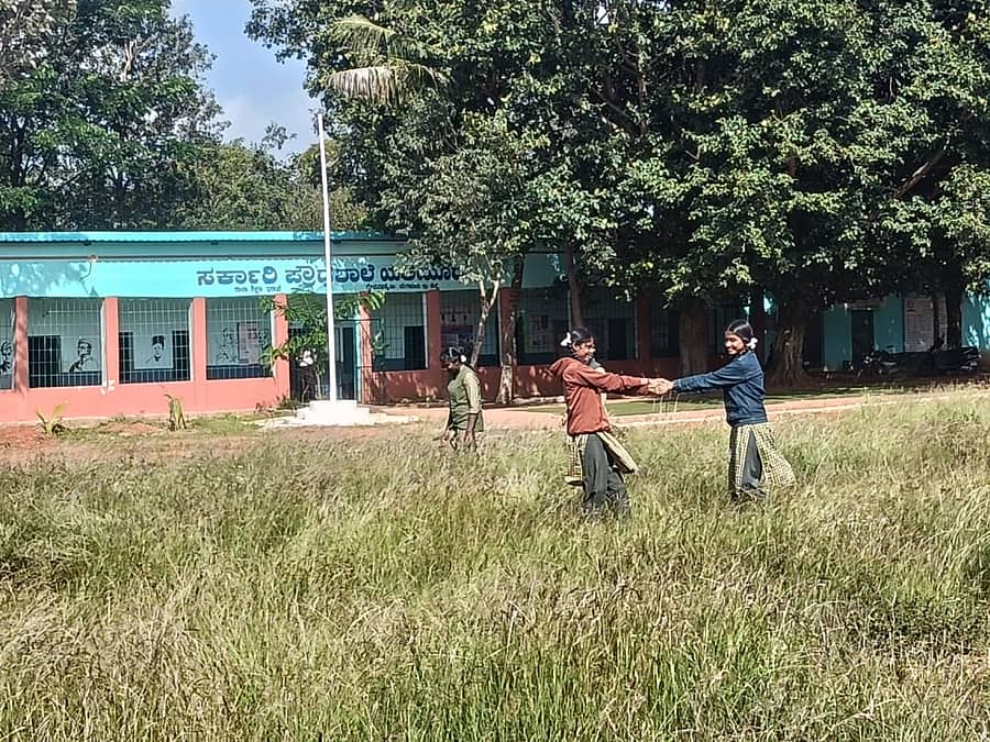 ದೇವನಹಳ್ಳಿ ತಾಲ್ಲೂಕಿನ ಯಲಿಯೂರು ಸರ್ಕಾರಿ ಫ್ರೌಢ ಶಾಲೆಯ ಮೈದಾನದಲ್ಲಿ ಆಟವಾಡುತ್ತಿರುವ ವಿದ್ಯಾರ್ಥಿನಿಯರು