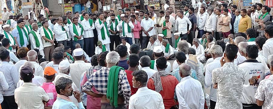 ಯರಗಟ್ಟಿಯ ಸಂಗೊಳ್ಳಿ ರಾಯಣ್ಣ ವೃತ್ತದಲ್ಲಿ ನಡೆಯುತ್ತಿರುವ ರೈತರ ಧರಣಿಯಲ್ಲಿ ರೈತ ಮುಖಂಡ ಮಡಿವಾಳಪ್ಪ ಬಿದರಿ ಮಾತನಾಡಿದರು