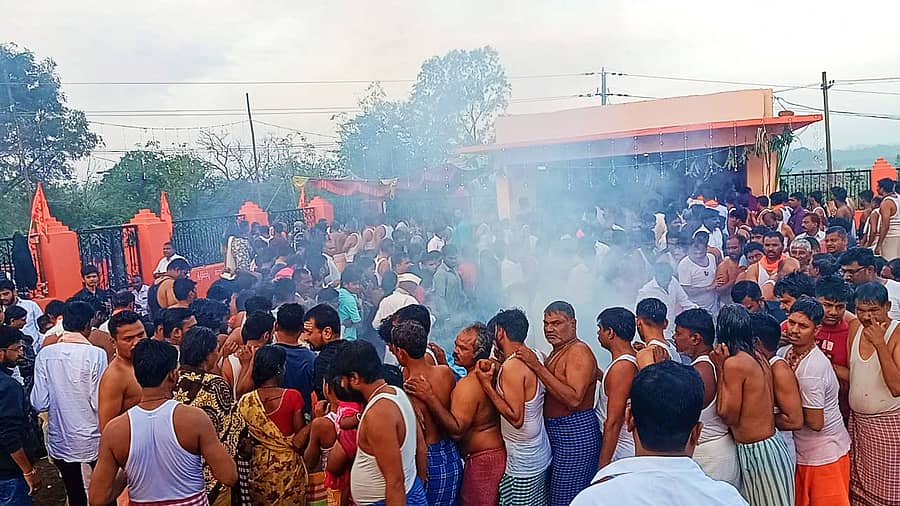 ಚಿಟಗುಪ್ಪ ತಾಲ್ಲೂಕಿನ ಚಾಂಗಲೇರಾ ಗ್ರಾಮದ ವೀರಭದ್ರೇಶ್ವರ ಜಾತ್ರೆಯಲ್ಲಿ ಅಗ್ನಿ ತುಳಿದ ಭಕ್ತರು