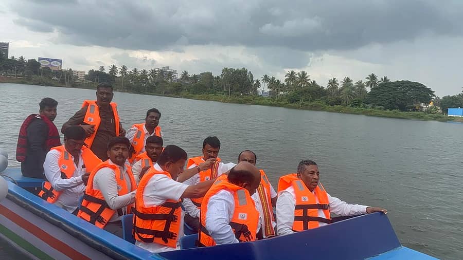 ದೇವನಹಳ್ಳಿ ಕೆರೆಯಲ್ಲಿ ದೋಣಿ ವಿಹಾರ ನಡೆಸಿದ ಸಚಿವ ಕೆ.ಎಚ್.ಮುನಿಯಪ್ಪ ಮತ್ತಿತರರು