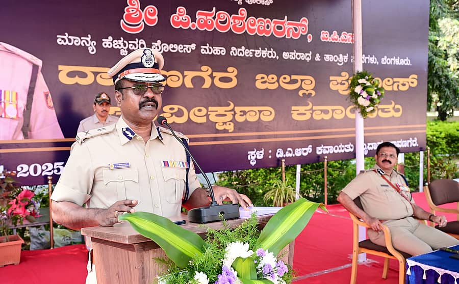ದಾವಣಗೆರೆಯ ಜಿಲ್ಲಾ ಸಶಸ್ತ್ರ ಮೀಸಲು ಪೊಲೀಸ್ ಪಡೆಯ ಮೈದಾನದಲ್ಲಿ ಬುಧವಾರ ನಡೆದ ಕವಾಯತು ವೀಕ್ಷಿಸಿ ಎಡಿಜಿಪಿ ಪಿ. ಹರಿಶೇಖರನ್ ಮಾತನಾಡಿದರು