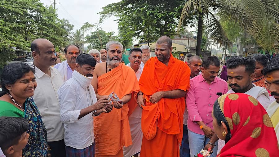 ಹಾವೇರಿ ಜಿಲ್ಲೆಯ ಕಾಸಂಬಿಯಲ್ಲಿ ಸಂಚರಿಸಿದ ರೇವಣಸಿದ್ದೇಶ್ವರ ಪೀಠದ ಶಾಂತ ಮುತ್ತಯ್ಯ ಸ್ವಾಮೀಜಿ ಅವರ ಜೋಳಿಗೆಗೆ ಕೆಲ ಜನರು ಗುಟ್ಕಾ ಪೊಟ್ಟಣಗಳನ್ನು ಹಾಕಿ ದುಶ್ಚಟ ತ್ಯಜಿಸುವುದಾಗಿ ಘೋಷಿಸಿದರು. ಕಾಗಿನೆಲೆ ಕನಕ ಗುರುಪೀಠದ ನಿರಂಜನಾನಂದಪುರಿ ಸ್ವಾಮೀಜಿ ಜೊತೆಗಿದ್ದರು