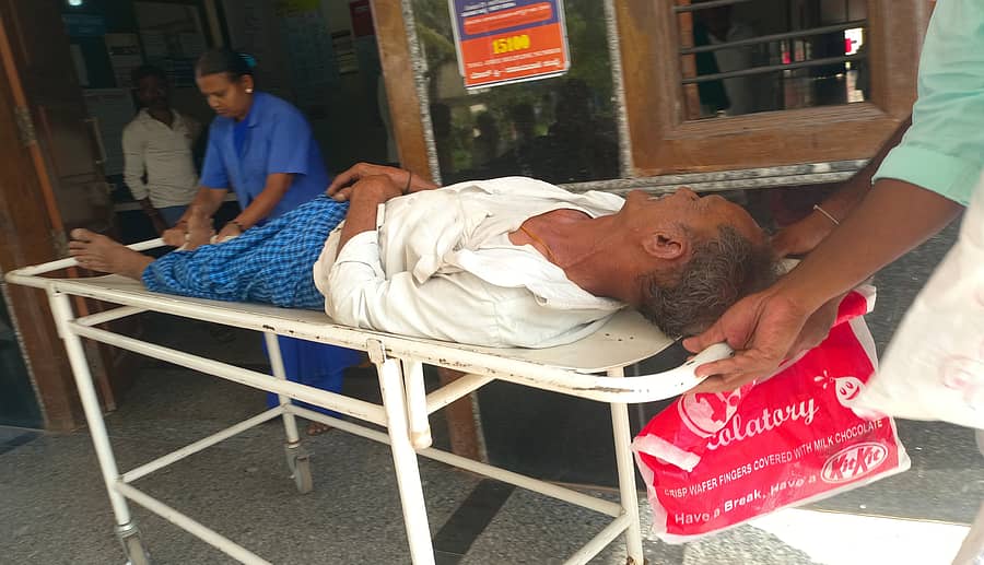 ನರಗುಂದ ತಾಲ್ಲೂಕಿನ ಬೆಳ್ಳೇರಿ ಗ್ರಾಮದ ರೈತ ಸಿದ್ದನಗೌಡ ಹಿರೇಗೌಡ್ರ ಪರಿಹಾರ ಬಾರದಿರುವುದಕ್ಕೆ ಮನನೊಂದು ಕೊಣ್ಣೂರಿನ ನಾಡಕಚೇರಿಯಲ್ಲಿ ಕಂದಾಯ ನಿರಿಕ್ಷಕರೇ ಎದುರೇ ವಿಷ ಸೇವಿಸಿ ಆತ್ಮಹತ್ಯೆಗೆ ಪ್ರಯತ್ನಿಸಿ ರೈತನಿಗೆ ನರಗುಂದ ತಾಲ್ಲೂಕು ಆಸ್ಪತ್ರೆಯಲ್ಲಿ ಪ್ರಥಮ ಚಿಕಿತ್ಸೆ ಕೊಡಿಸಲಾಯಿತು