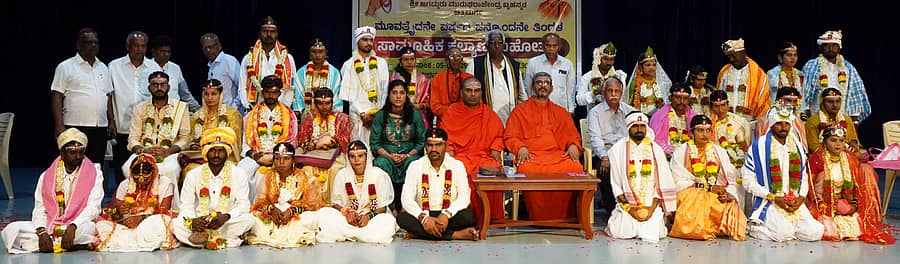 ಚಿತ್ರದುರ್ಗದ ಮುರುಘಾ ಮಠದಲ್ಲಿ ಬುಧವಾರ ನಡೆದ ಸಾಮೂಹಿಕ ಕಲ್ಯಾಣ ಮಹೋತ್ಸವ