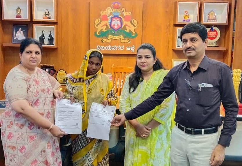 ಹೊಸಪೇಟೆಯಲ್ಲಿ ಬುಧವಾರ ಮರಡಿ ಶಾರದಮ್ಮ ಅವರಿಗೆ ವಿಧವಾವೇತನದ ಪ್ರಮಾಣಪತ್ರವನ್ನು ವಿತರಿಸಿದ ಜಿಲ್ಲಾಧಿಕಾರಿ ಕವಿತಾ ಎಸ್.ಮನ್ನಿಕೇರಿ. ತಹಶೀಲ್ದಾರ್ ಶ್ರುತಿ, ಎಡಿಸಿ ಇ.ಬಾಲಕೃಷ್ಣಪ್ಪ ಇದ್ದರು –ಪ್ರಜಾವಾಣಿ ಚಿತ್ರ