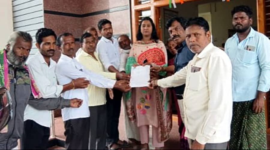 ಹಗರಿಬೊಮ್ಮನಹಳ್ಳಿ ತಾಲ್ಲೂಕಿನ ಹೊಳೆ ಮುತ್ಕೂರು ಗ್ರಾಮದ ಮುಖಂಡರು ತಹಶೀಲ್ದಾರ್ ಆರ್.ಕವಿತಾ ಅವರಿಗೆ ಬುಧವಾರ ಮನವಿ ಸಲ್ಲಿಸಿದರು