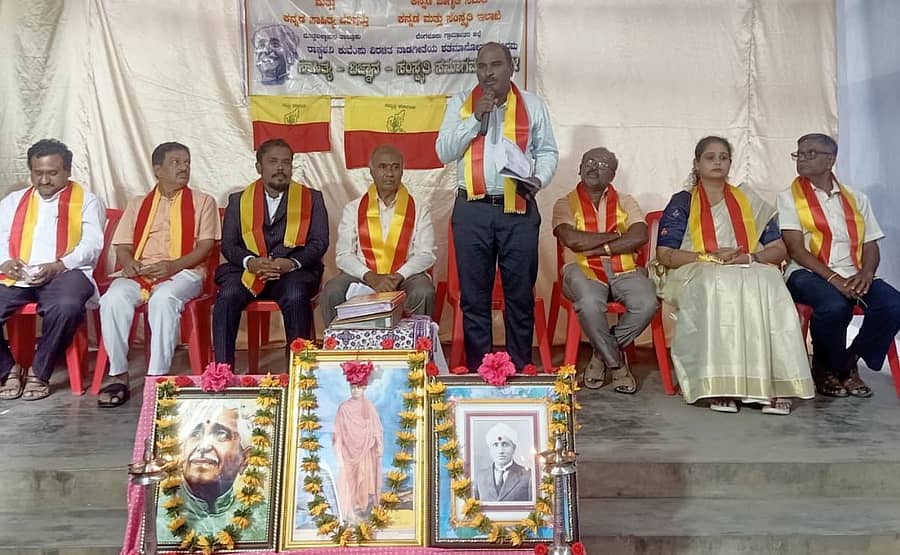 ದೊಡ್ಡಬಳ್ಳಾಪುರದ ಎಂ.ಎ.ಬಿ.ಎಲ್ ಪ್ರೌಢ ಶಾಲೆಯಲ್ಲಿ ಬುಧವಾರ ನಡೆದ ಸಾಹಿತ್ಯ ವಿಜ್ಞಾನ ಸಂಸ್ಕೃತಿ ಸಮಾಗಮ-2025 ಕಾರ್ಯಕ್ರಮದಲ್ಲಿ ನಾಲ್ವಡಿ ಕೃಷ್ಣರಾಜ ಒಡೆಯರ್ ಕುರಿತು ತಾಲ್ಲೂಕು ಕ್ಷೇತ್ರಶಿಕ್ಷಣ ಅಧಿಕಾರಿ ಟಿ.ಎಸ್.ಶಂಕರಯ್ಯ ಮಾತನಾಡಿದರು