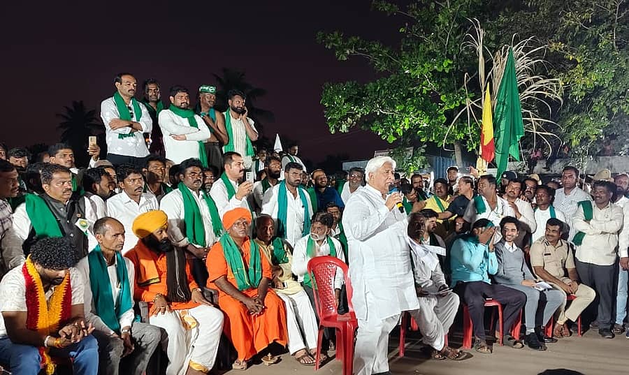 ಬೆಳಗಾವಿ ಜಿಲ್ಲೆಯ ಮೂಡಲಗಿ ತಾಲ್ಲೂಕಿನ ಗುರ್ಲಾಪುರದಲ್ಲಿ ರೈತರು ಹಮ್ಮಿಕೊಂಡ ಅನಿರ್ದಿಷ್ಟಾವಧಿ ಧರಣಿ ಸ್ಥಳಕ್ಕೆ ಬುಧವಾರ ಭೇಟಿ ನೀಡಿದ ಸಚಿವ ಎಚ್.ಕೆ.ಪಾಟೀಲ ರೈತರನ್ನು ಉದ್ದೇಶಿಸಿ ಮಾತನಾಡಿದರು ಪ್ರಜಾವಾಣಿ ಚಿತ್ರ: ಬಾಲಶೇಖರ ಬಂದಿ