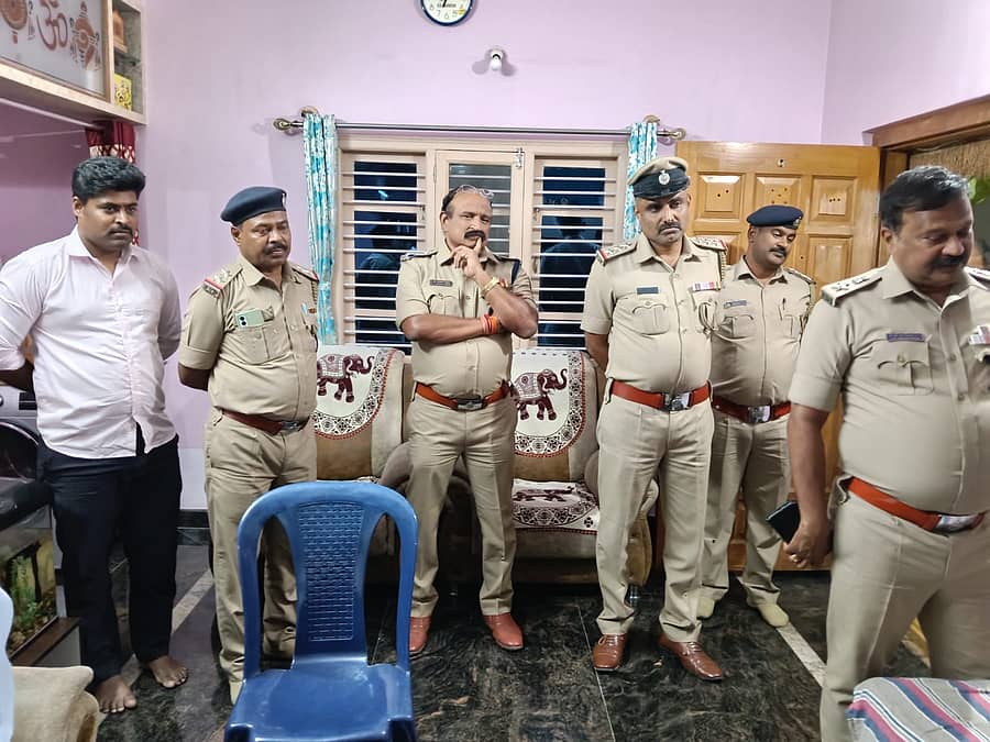 ಆನೇಕಲ್ ತಾಲ್ಲೂಕಿನ ನೆರಳೂರಿನಲ್ಲಿ ಚಿನ್ನಾಭರಣ ಕಳವು ಹಿನ್ನೆಲೆಯಲ್ಲಿ ಪೊಲೀಸರು ಭೇಟಿ ನೀಡಿ ಪರಿಶೀಲನೆ ನಡೆಸಿದರು