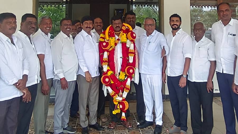 ಕೋಲಾರದಲ್ಲಿ ಬುಧವಾರ ಡಿಸಿಸಿ ಬ್ಯಾಂಕ್ ನಿರ್ದೇಶಕರಾಗಿ ಆಯ್ಕೆಯಾದ ಖಾಜಿಕಲ್ಲಹಳ್ಳಿ ಮುನಿರಾಜು ಅವರು ಶಾಸಕ ಕೆ.ವೈ.ನಂಜೇಗೌಡ, ವಿಧಾನ ಪರಿಷತ್ ಸದಸ್ಯ ಎಂ.ಎಲ್.ಅನಿಲ್ ಕುಮಾರ್ ಹಾಗೂ ಕಾಂಗ್ರೆಸ್ ಮುಖಂಡರೊಂದಿಗೆ ಸಂಭ್ರಮಿಸಿದರು