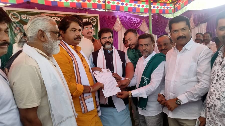 ಗುಂಡ್ಲುಪೇಟೆ ಪಟ್ಟಣದ ತಾಲ್ಲೂಕು ಕಚೇರಿ ಮುಂದೆ ವಿರೋಧ ಪಕ್ಷದ ನಾಯಕ ಆರ್.ಅಶೋಕ್ ಹಾಗೂ ವಿಧಾನ ಪರಿಷತ್ ವಿಪಕ್ಷ ನಾಯಕ ಛಲವಾದಿ ನಾರಾಯಣಸ್ವಾಮಿ ಅವರಿಗೆ ವಿವಿಧ ಬೇಡಿಕೆ ಈಡೇರಿಕೆಗಳ ಮನವಿ ಪತ್ರವನ್ನು ರೈತ ಮುಖಂಡರು ಸಲ್ಲಿಸಿದರು.