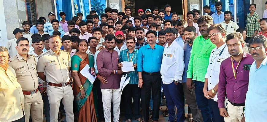 ಶಿಗ್ಗಾವಿ ಪಟ್ಟಣದಲ್ಲಿರುವ ಮೆಟ್ರಿಕ್ ನಂತರದ ಬಾಲಕರ ವಸತಿ ನಿಲಯಕ್ಕೆ ಮೂಲಭೂತ ಸೌಕರ್ಯ ನೀಡುವಂತೆ ಆಗ್ರಹಿಸಿ ವಿದ್ಯಾರ್ಥಿಗಳು ಡಾ. ಬಿ.ಆರ್. ಅಂಬೇಡ್ಕರ್ ಸರ್ಕಾರಿ ಕಚೇರಿಗಳ ಸಂಕೀರ್ಣದ ಮುಂದೆ ಬುಧವಾರ ಪ್ರತಿಭಟನೆ ನಡೆಸಿ ಶಿರಸ್ತೇದಾರ್ ವಿಶ್ವನಾಥ್ ತತ್ತಿ ಅವರಿಗೆ ಮನವಿ ಸಲ್ಲಿಸಿದರು