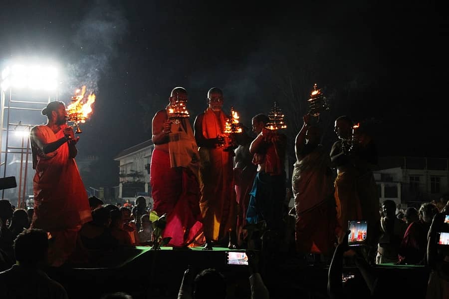 ಮಂತ್ರಾಲಯದ ತುಂಗಭದ್ರಾ ನದಿ ತಟದಲ್ಲಿ ಬುಧವಾರ ರಾತ್ರಿ ರಾಘವೇಂದ್ರ ಸ್ವಾಮಿ ಮಠದ ಪೀಠಾಧಿಪತಿ ಸುಬುಧೇಂದ್ರ ತೀರ್ಥರ ನೇತೃತ್ವದಲ್ಲಿ ತುಂಗಾರತಿ ಬೆಳಗಲಾಯಿತು