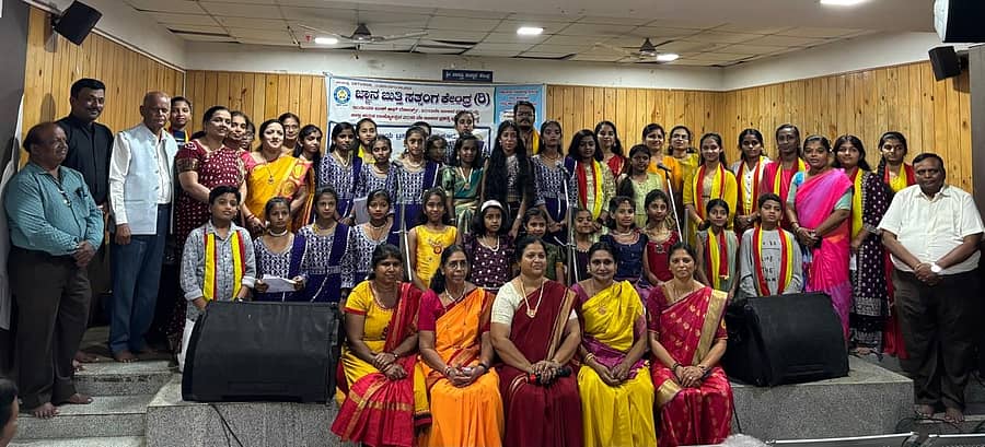 ತುಮಕೂರಿನಲ್ಲಿ ಈಚೆಗೆ ಜ್ಞಾನಬುತ್ತಿ ಸತ್ಸಂಗ ಕೇಂದ್ರದಿಂದ ‘ನಾದೋತ್ಸವ– ರಾಜ್ಯೋತ್ಸವ’ ಕಾರ್ಯಕ್ರಮ ನಡೆಯಿತು. ಪ್ರಮುಖರಾದ ಮುರಳೀ ಕೃಷ್ಣಪ್ಪ, ರೂಪ ನಾಗೇಂದ್ರ, ನಂದಾರಾಜ್, ಸೌಮ್ಯ, ಜಗದೀಶ, ಕುಸುಮಾ, ರಮೇಶ್ಬಾಬು ಇತರರು ಉಪಸ್ಥಿತರಿದ್ದರು