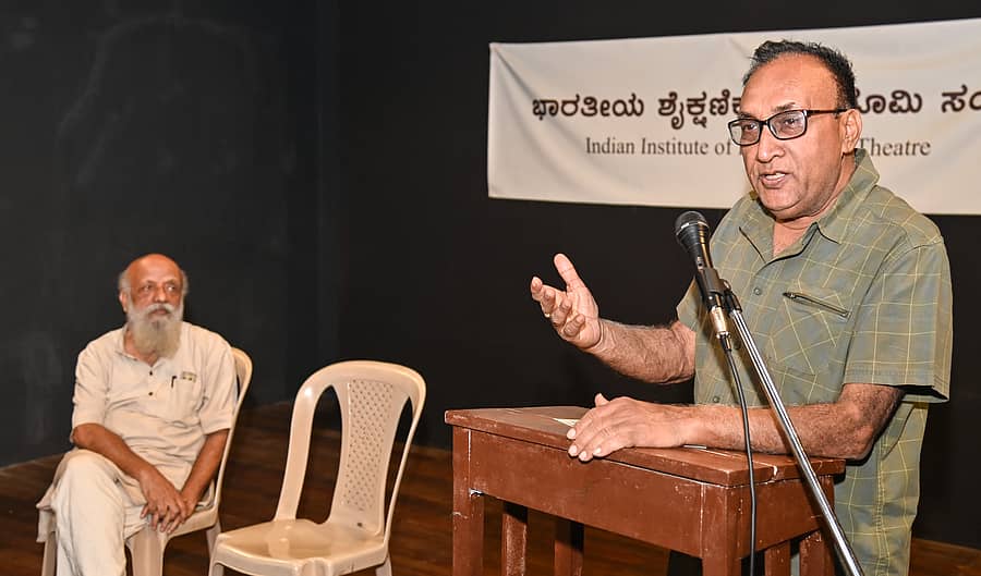 ಮೈಸೂರಿನ ಭಾರತೀಯ ಶೈಕ್ಷಣಿಕ ರಂಗಭೂಮಿ ಸಂಸ್ಥೆಯು ಬುಧವಾರ ಹಮ್ಮಿಕೊಂಡಿದ್ದ ಕಾರ್ಯಕ್ರಮದಲ್ಲಿ ‘ಭಾರತೀಯ ರಂಗಭೂಮಿ ರೂಪಿಸುವಲ್ಲಿ ಕನ್ನಡದ ಕೊಡುಗೆ’ ವಿಷಯದ ಕುರಿತು ರವೀಂದ್ರ ತ್ರಿಪಾಠಿ ಮಾತನಾಡಿದರು. ರಂಗಕರ್ಮಿ ಪ್ರಸನ್ನ ಪಾಲ್ಗೊಂಡಿದ್ದರು