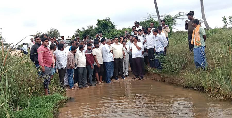 ಶಿಡ್ಲಘಟ್ಟ ತಾಲ್ಲೂಕಿನ ರಾಮಸಮುದ್ರ ಕೆರೆ ಕೋಡಿ ಹರಿದಿದ್ದು ಸ್ಥಳಕ್ಕೆ ಭೇಟಿ ನೀಡಿದ ಶಾಸಕ ಬಿ.ಎನ್.ರವಿಕುಮಾರ್ ಸ್ಥಳೀಯರ ಸಮಸ್ಯೆ ಆಲಿಸಿದರು
