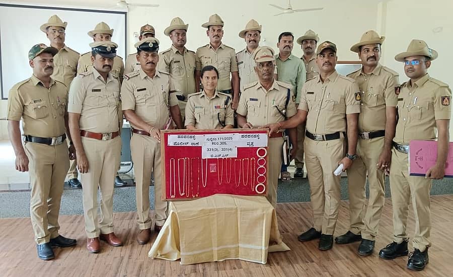 ವಶಪಡಿಸಿಕೊಂಡ ಚಿನ್ನದ ಆಭರಣಗಳೊಂದಿಗೆ ಎಸ್ಪಿ ಎಸ್.ಜಾಹ್ನವಿ, ಎಎಸ್ಪಿ ಜಿ.ಮಂಜುನಾಥ ಹಾಗೂ ಸಿಬ್ಬಂದಿ –ಪ್ರಜಾವಾಣಿ ಚಿತ್ರ/ ಲವ ಕೆ.