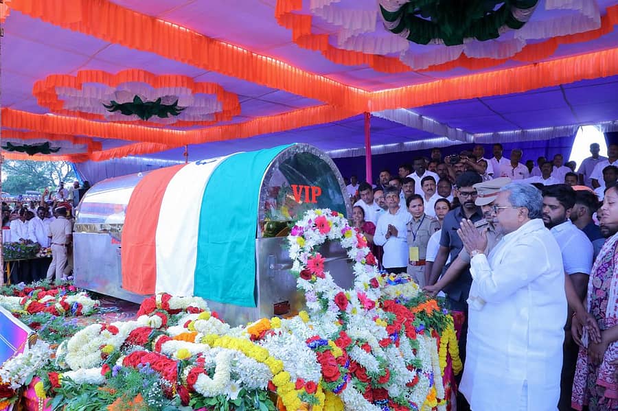 ಬಾಗಲಕೋಟೆ ತಾಲ್ಲೂಕಿನ ತಿಮ್ಮಾಪುರದಲ್ಲಿ ಬುಧವಾರ ಎಚ್.ವೈ. ಮೇಟಿ ಅವರಿಗೆ ಮುಖ್ಯಮಂತ್ರಿ ಸಿದ್ದರಾಮಯ್ಯ ನಮನ ಸಲ್ಲಿಸಿದರು