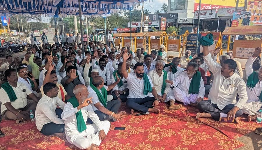 ಬೈಲಹೊಂಗಲದಲ್ಲಿ  ಬುಧವಾರವೂ ರೈತರ ಧರಣಿ ಮುಂದುವರಿಯಿತು