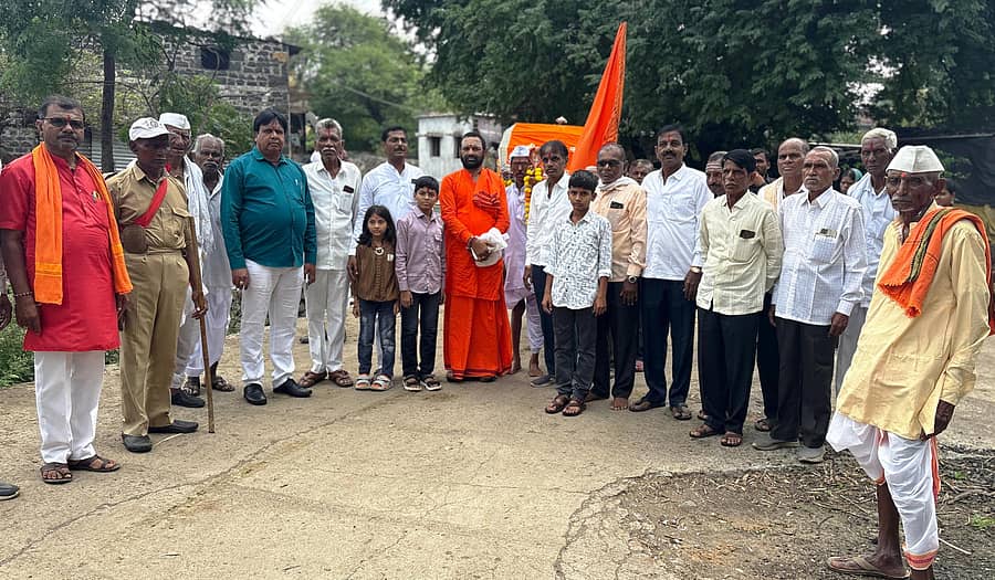 ಕಮಲನಗರ ತಾಲ್ಲೂಕಿನ ಡೋಣಗಾಂವ(ಎಂ) ಗ್ರಾಮದ ಸಮೀಪದ ಮಹಾಳಪ್ಪಯ್ಯ ಜಾತ್ರಾ ಮಹೋತ್ಸವದ ನಿಮಿತ್ತ ಪಲ್ಲಕ್ಕಿ ಉತ್ಸವಕ್ಕೆ ಮಠದ ಶಂಭುಲಿಂಗ ಶಿವಾಚಾರ್ಯರು ಚಾಲನೆ ನೀಡಿದರು