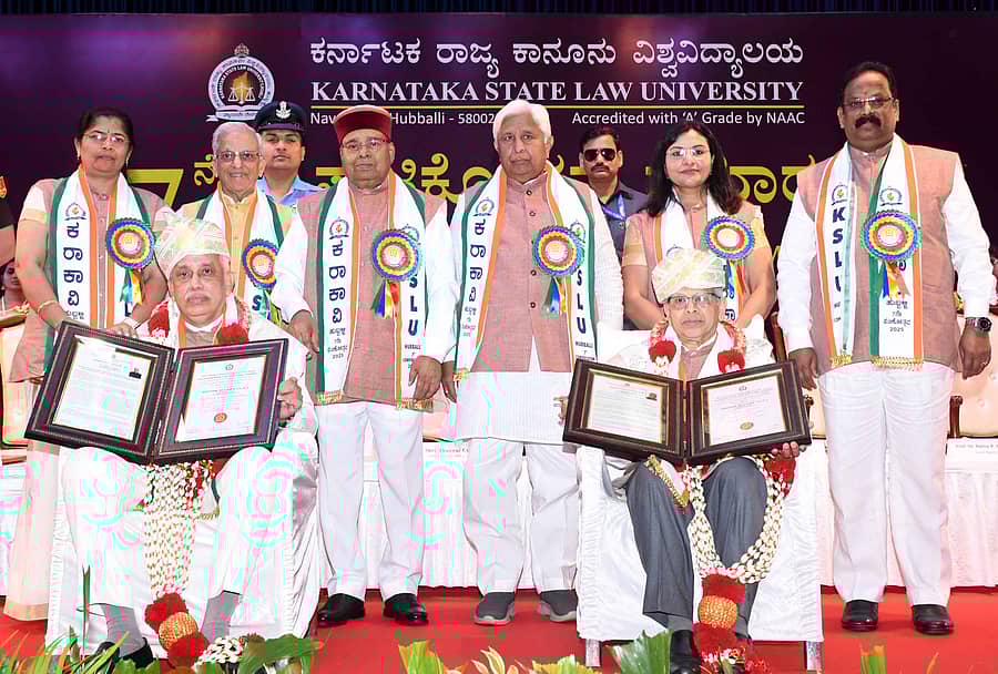 <div class="paragraphs"><p>ಧಾರವಾಡದಲ್ಲಿ ಬುಧವಾರ ನಡೆದ ಕರ್ನಾಟಕ ರಾಜ್ಯ ಕಾನೂನು ವಿಶ್ವವಿದ್ಯಾಲಯದ ಏಳನೇ ಘಟಿಕೋತ್ಸವದಲ್ಲಿ ರಾಜ್ಯಪಾಲ ಥಾವರಚಂದ್‌ ಗೆಹಲೋತ್‌ ಅವರು ಆಂಧ್ರಪ್ರದೇಶದ ರಾಜ್ಯಪಾಲ ನ್ಯಾಯಮೂರ್ತಿ ಎಸ್‌.ಅಬ್ದುಲ್‌ ನಜೀರ್‌ ಹಾಗೂ ಬೆಂಗಳೂರಿನ ಹಿರಿಯ ವಕೀಲ ವಿ.ಸುದೇಶ ಪೈ ಅವರಿಗೆ ಗೌರವ ಡಾಕ್ಟರೇಟ್‌ ಪ್ರದಾನ ಮಾಡಿದರು. </p></div>