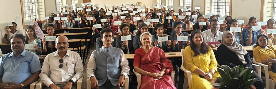 ಹೊಸಕೋಟೆ ನಗರದ ಸರ್ಕಾರಿ ಪ್ರಥಮ ದರ್ಜೆ ಕಾಲೇಜಿನ 122 ಪದವಿ ವಿದ್ಯಾರ್ಥಿನಿಯರಿಗೆ ತಲಾ ₹5,000 ನಂತೆ ಆಸರಾ ಸ್ಕಾಲರ್ಶಿಫ್ ಗರ್ಲ್ಸ್ ಅಲ್ಯೂಮಿನಿಯಂ ಟ್ರಸ್ಟ್ ₹6.10 ಲಕ್ಷದ ಚೆಕ್ ವಿತರಣೆ ಮಾಡಲಾಯಿತು