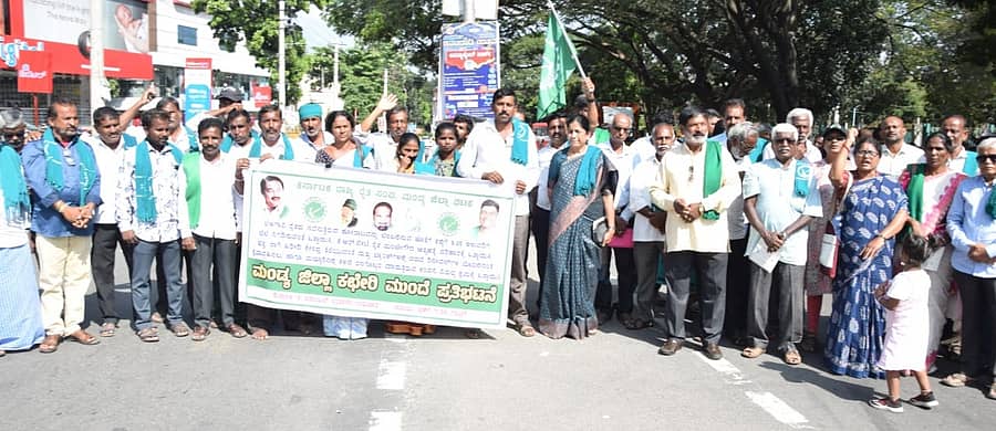 ಟನ್ ಕಬ್ಬಿಗೆ ಕನಿಷ್ಠ ₹3,500 ದರ ನಿಗದಿಪಡಿಸಬೇಕೆಂದು ಆಗ್ರಹಿಸಿ ಕರ್ನಾಟಕ ರಾಜ್ಯ ರೈತ ಸಂಘದ ಕಾರ್ಯಕರ್ತರು ಮಂಡ್ಯ ನಗರದಲ್ಲಿ ಹೆದ್ದಾರಿ ತಡೆದು ಪ್ರತಿಭಟನೆ ನಡೆಸಿದರು